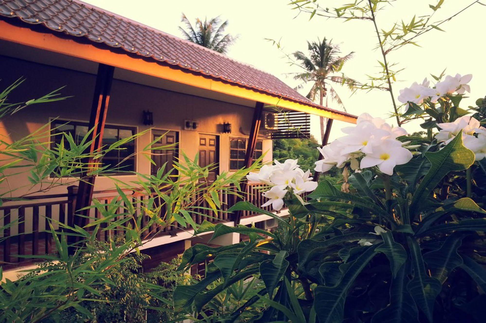 The Outside Inn Ubon Ratchathani Exteriör bild