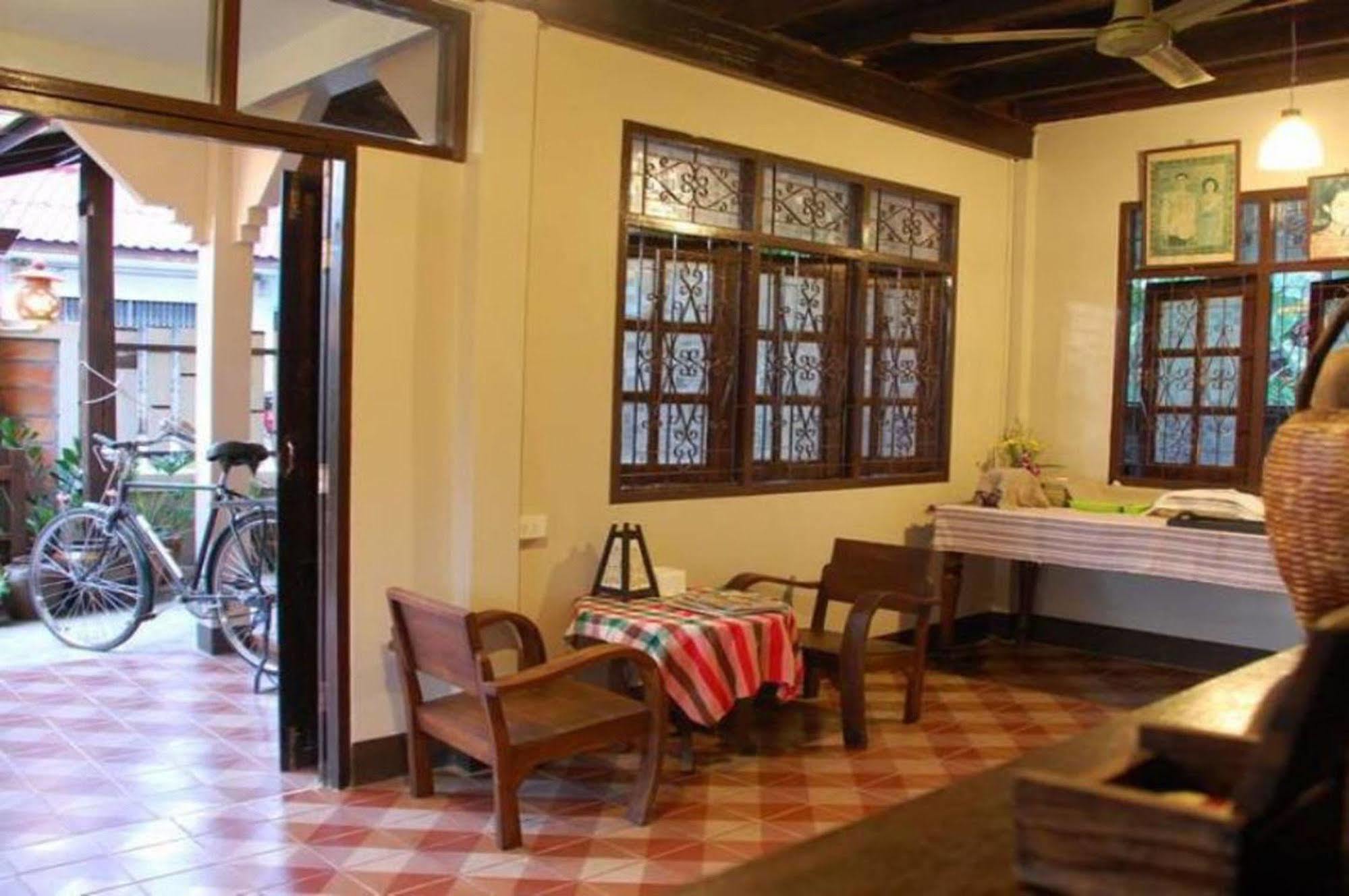 The Outside Inn Ubon Ratchathani Exteriör bild