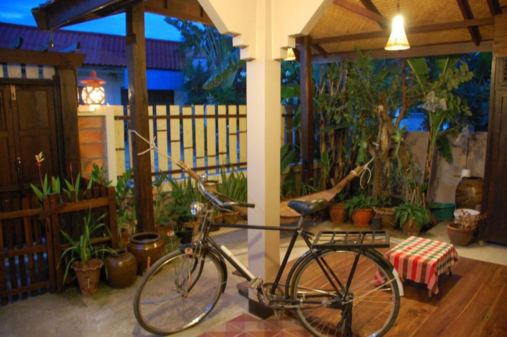 The Outside Inn Ubon Ratchathani Exteriör bild