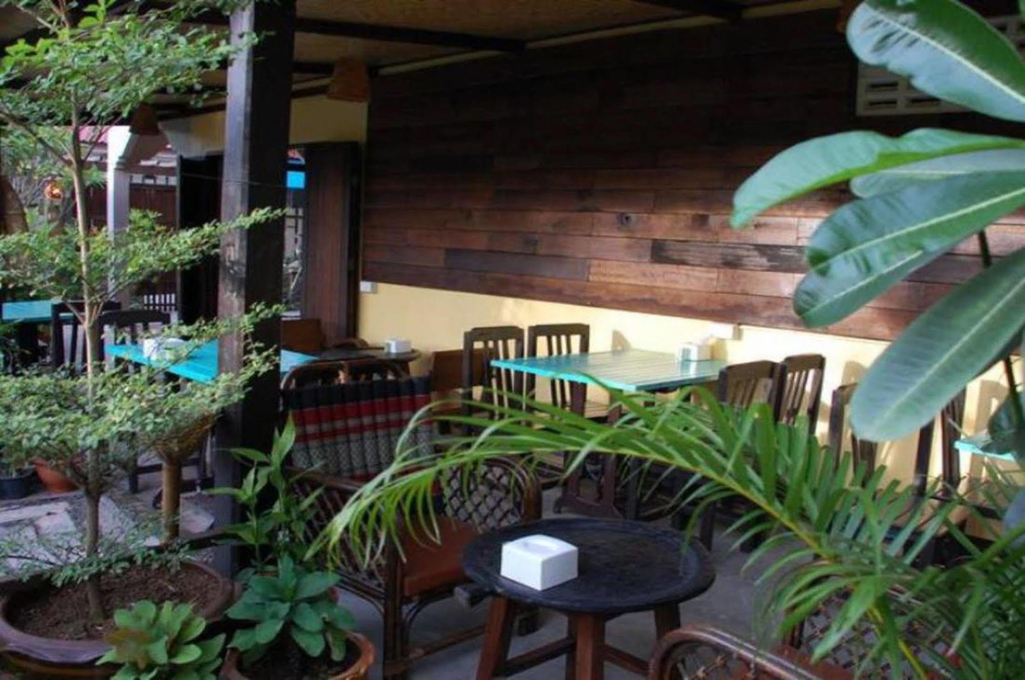 The Outside Inn Ubon Ratchathani Exteriör bild