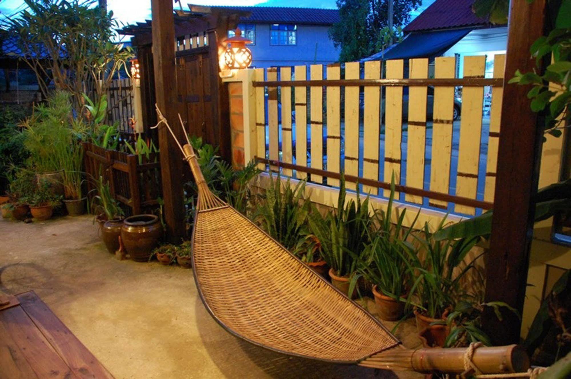 The Outside Inn Ubon Ratchathani Exteriör bild