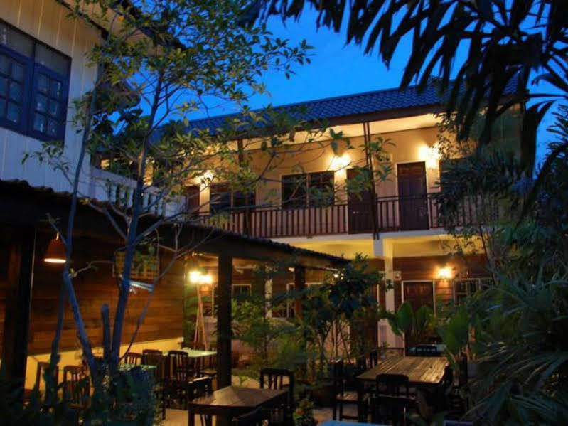 The Outside Inn Ubon Ratchathani Exteriör bild